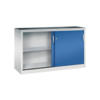 Stahl-Werkzeugschrank mit blauen Schiebetüren und zwei-Regalfächern in weißer Umrandung.