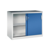 Werkzeugschrank mit einer blauen Schiebetür und einem offenen Fach auf der linken Seite.