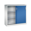 Werkzeugschrank mit einem blauen Schiebetür und zwei offenen Regalfächern.